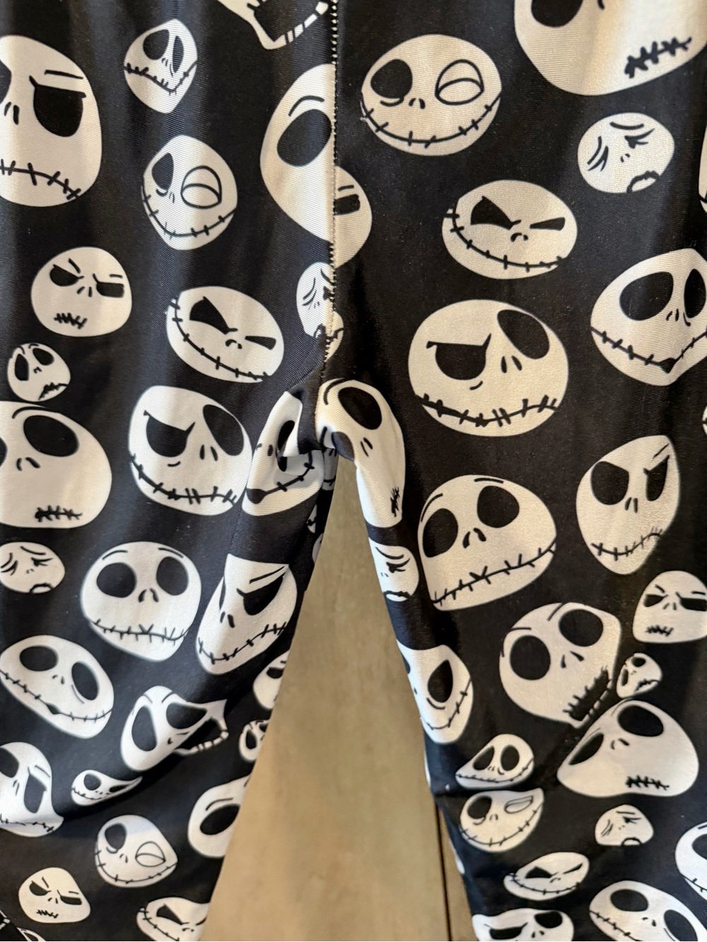 Online Legging Store Black & White Skull Face Print Leggings 1x-2x - Picture 3 of 4